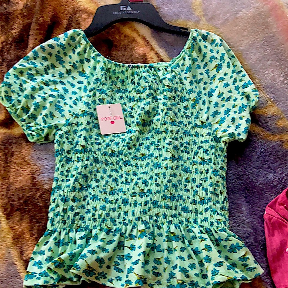 selling this beautiful blue flower shirt🤩